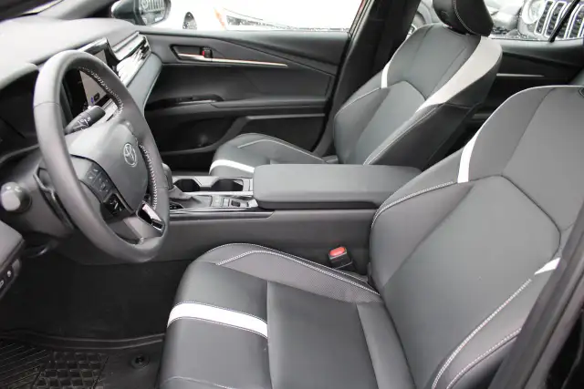 2025 Toyota Camry SE - Photo 8