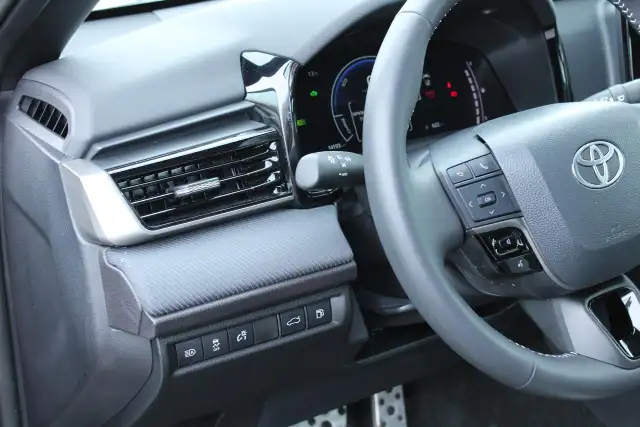 2025 Toyota Camry SE - Photo 10