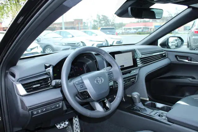 2025 Toyota Camry SE - Photo 11