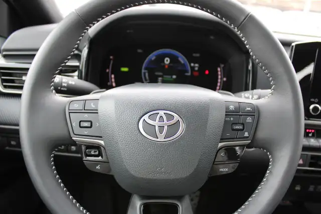 2025 Toyota Camry SE - Photo 23
