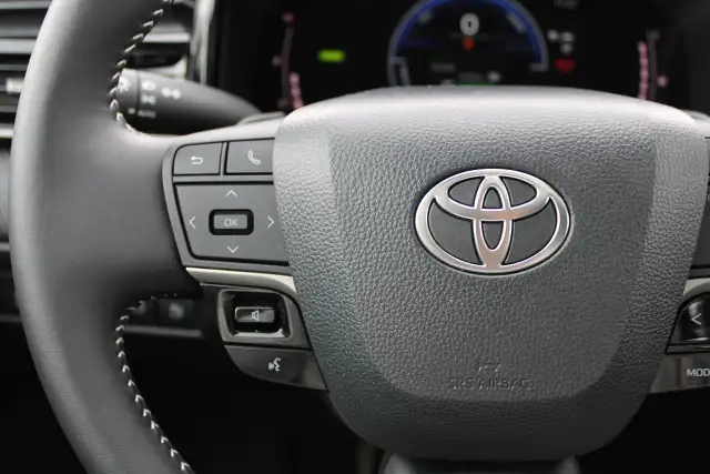 2025 Toyota Camry SE - Photo 24