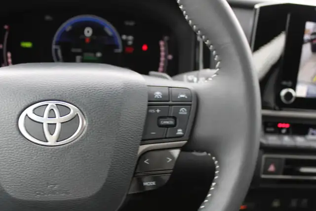 2025 Toyota Camry SE - Photo 25