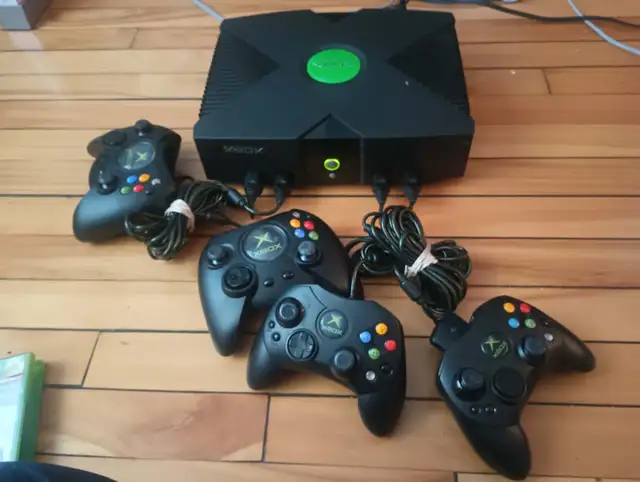 Original XBOX Console 2001 With 4 controllers