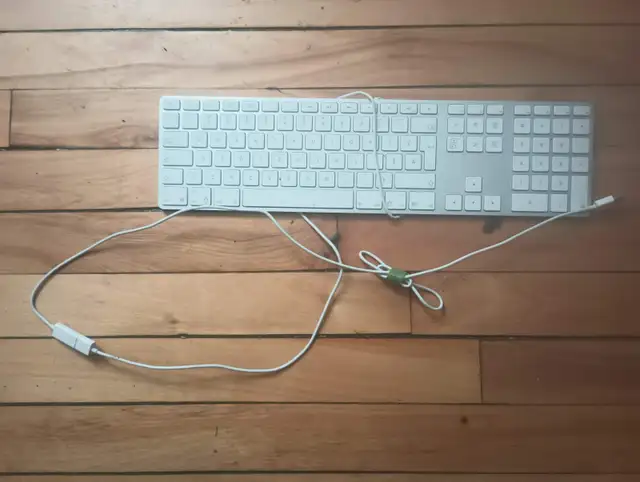 Genuine Apple A1243 Wired Mac Standard USB Keyboard w Numeric