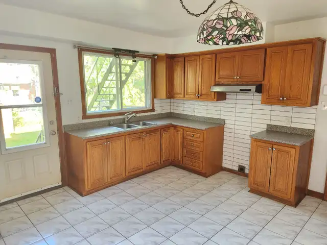 Grand 5 ½ propre et rénové au 1 er étage à Nouveau-Rosemont - Photo 2