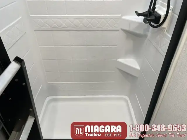 2025 EAST TO WEST DELLA TERRA 241BH Travel Trailer - Photo 23