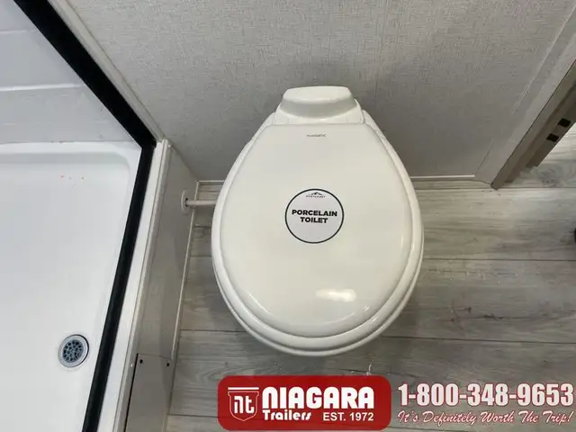 2025 EAST TO WEST DELLA TERRA 241BH Travel Trailer - Photo 24