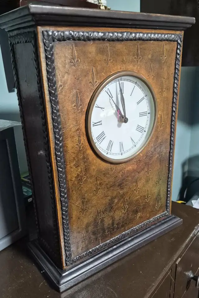 VINTAGE-STYLE MANTEL CLOCK – FLEUR-DE-LIS – ROMAN NUMERALS – 14' - Photo 2