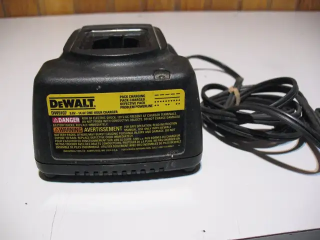 4 DeWalt 12 Volt Cordless : Drill, Cir. Saw, Charger, Battery - Photo 5