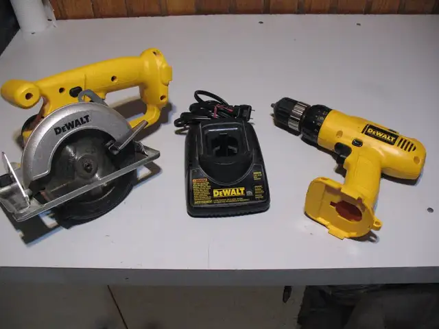4 DeWalt 12 Volt Cordless : Drill, Cir. Saw, Charger, Battery - Photo 7