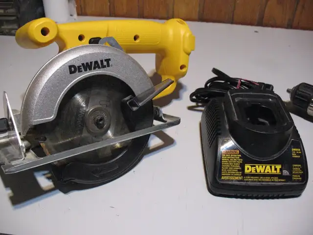 4 DeWalt 12 Volt Cordless : Drill, Cir. Saw, Charger, Battery - Photo 9