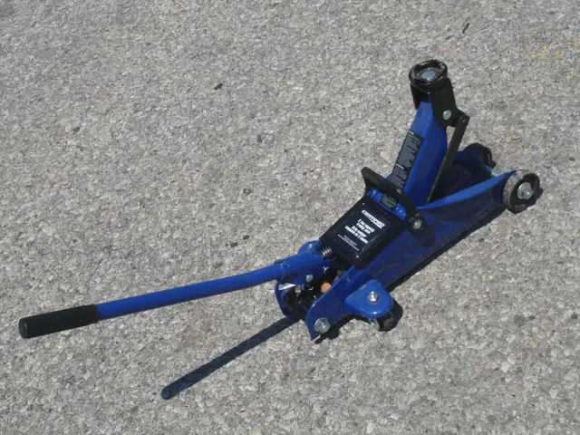 IT'S A CERTIFIED 2 TON CAPACITY TROLLY JACK FOR CARS OR SUV'S! - Photo 3
