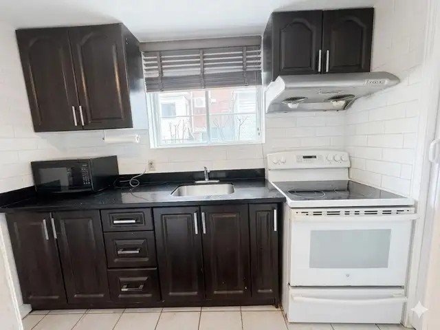 Rare West Lachine huge bed room single professional $880 July 1 - Photo 9