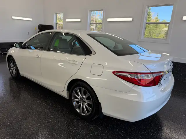 2016 Toyota Camry XLE - Photo 2
