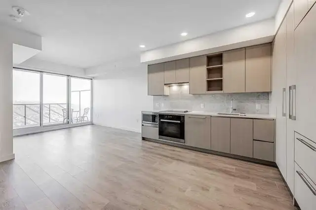 Leslie - Sheppard Luxurious North York Two Bedrooms Condo Rent - Photo 5