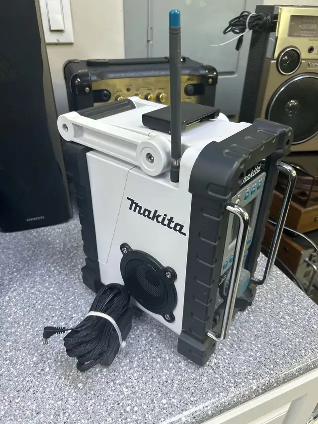 Makita BMR100 9.6-18V Jobsite Radio With Aux