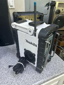 Makita BMR100 9.6-18V Jobsite Radio With Aux