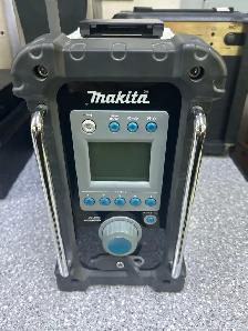 Makita BMR100 9.6-18V Jobsite Radio With Aux - Photo 2