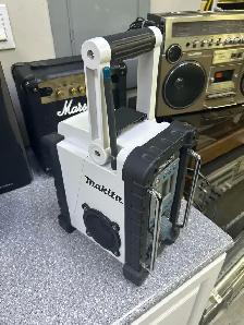 Makita BMR100 9.6-18V Jobsite Radio With Aux - Photo 3