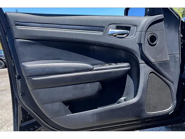 2019 Chrysler 300 300 Touring L | Heated Leather Panoroof | RWD - Photo 18