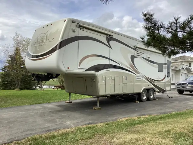 SWEET MOBILE SUITES FIFTH WHEEL