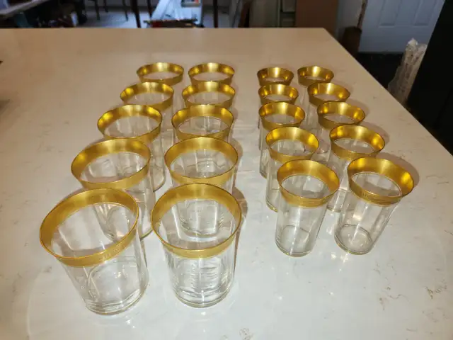 Set de 20 magnifiques verres fins vintage avec dorures