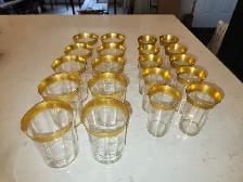 Set de 20 magnifiques verres fins vintage avec dorures