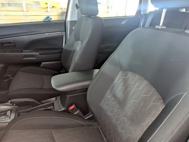 2022 Mitsubishi RVR ES AWD  SPORTY LOOKING SUV! - Photo 8