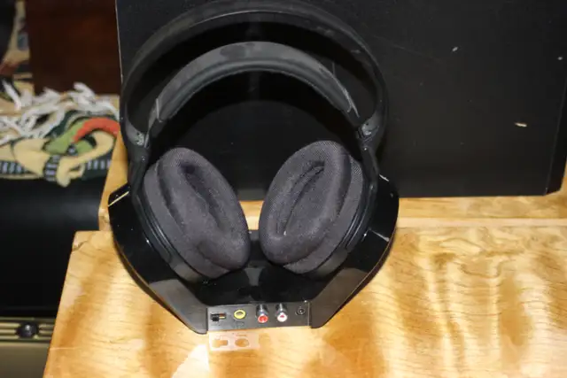 Vintage Sony Wireless Headphones - Photo 2