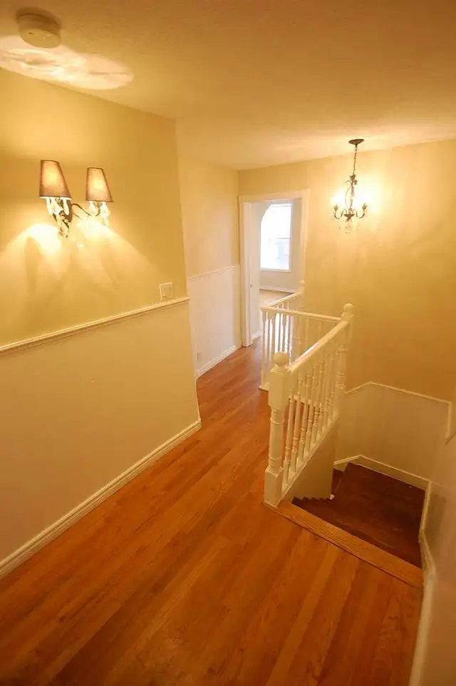 Dufferin Grove apartment in house, with two bedrooms, maybe 3! - Photo 8