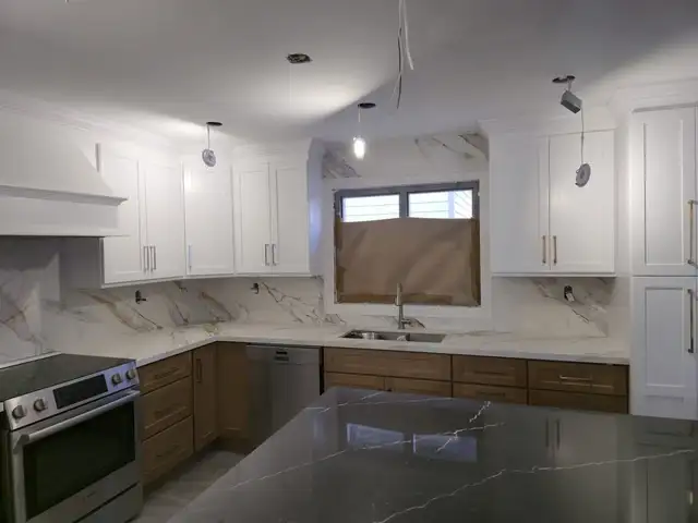 White shaker Kitchen with Marble Countertop! - Photo 2