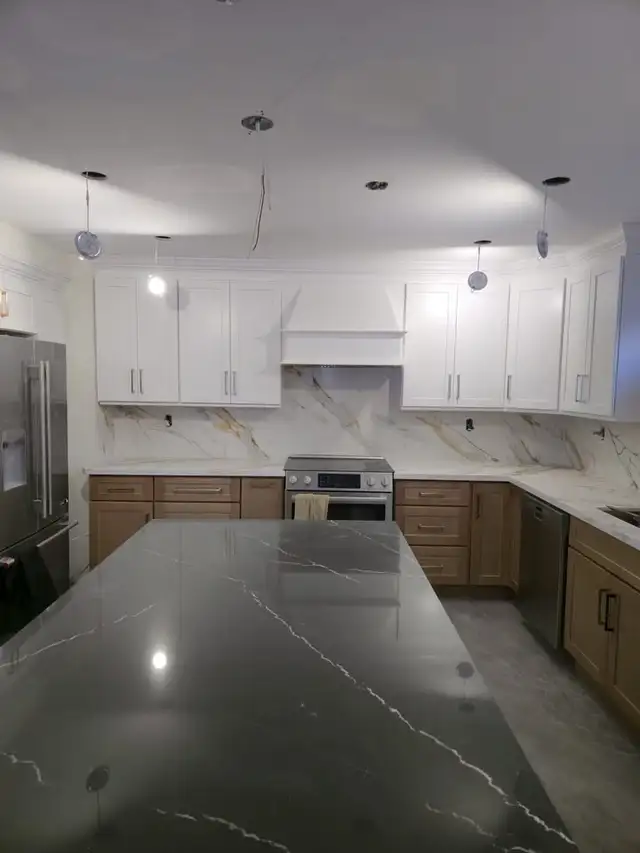 White shaker Kitchen with Marble Countertop! - Photo 3