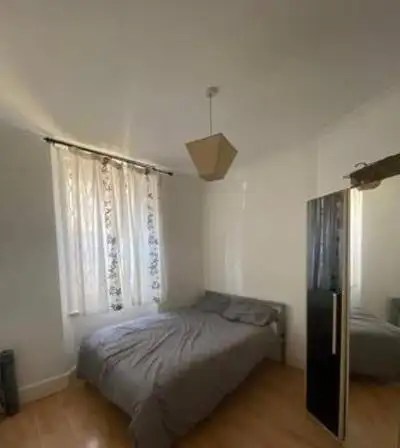 Furnished spacious Room for rent Steps to Yonge St , Aurora $850