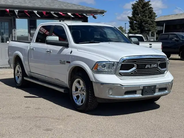 2016 RAM 1500 LIMITED CREW CAB – 3.0L ECO DIESEL – ACCIDENT FREE - Photo 3