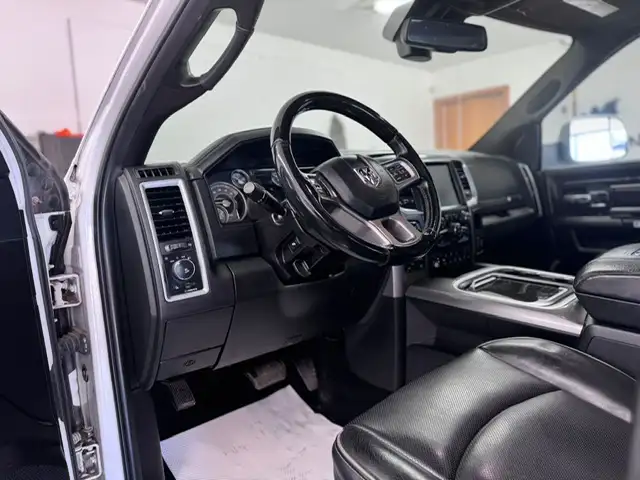 2016 RAM 1500 LIMITED CREW CAB – 3.0L ECO DIESEL – ACCIDENT FREE - Photo 11