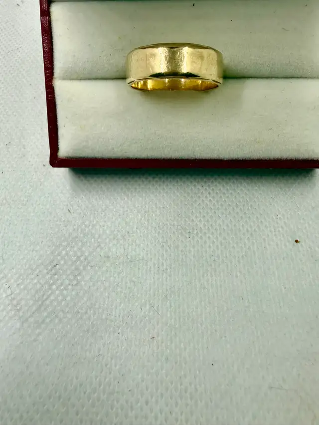 Men's 10K Gold Wedding Band~Size 9