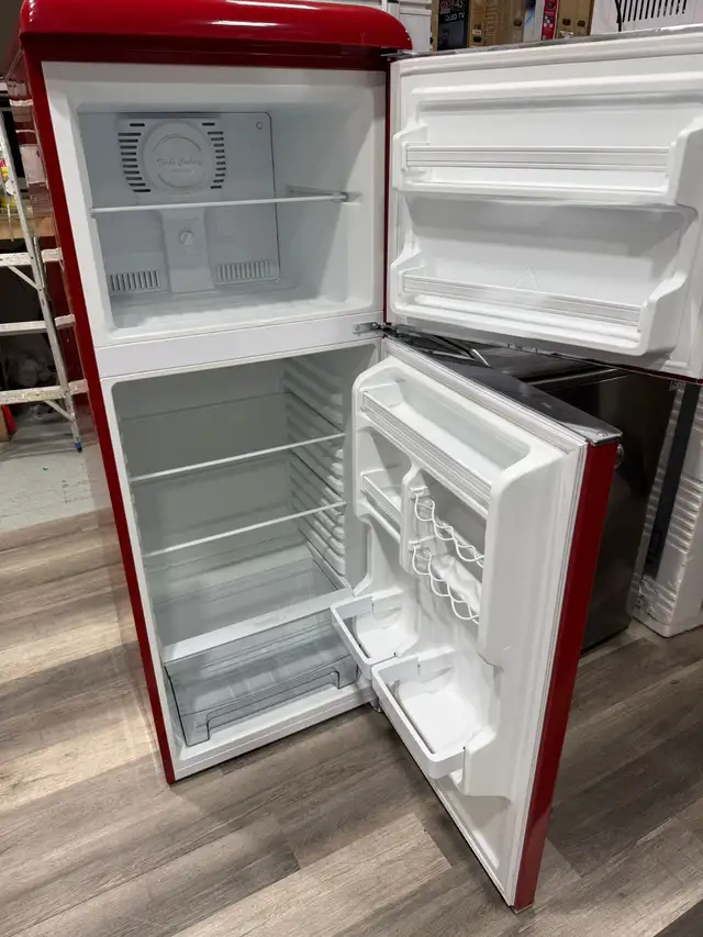 Fridge 24 Galanz 10 Cu ft Top Freezer Floor Model (GLR10TRDEFR)