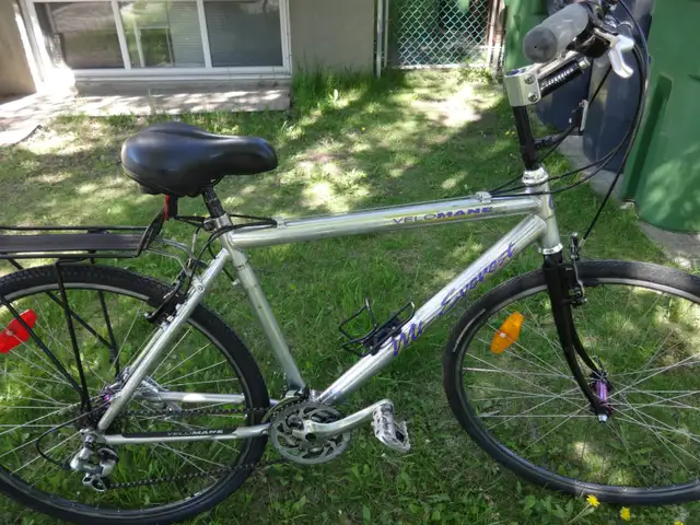 GRAND VÉLO HYBRIDE. VÉLOMANE, TOUTE ALUMINIUM. 21 VITESSES.