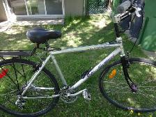 GRAND VÉLO HYBRIDE. VÉLOMANE, TOUTE ALUMINIUM. 21 VITESSES.