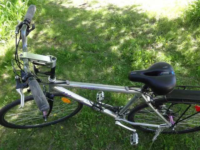 GRAND VÉLO HYBRIDE. VÉLOMANE, TOUTE ALUMINIUM. 21 VITESSES. - Photo 7