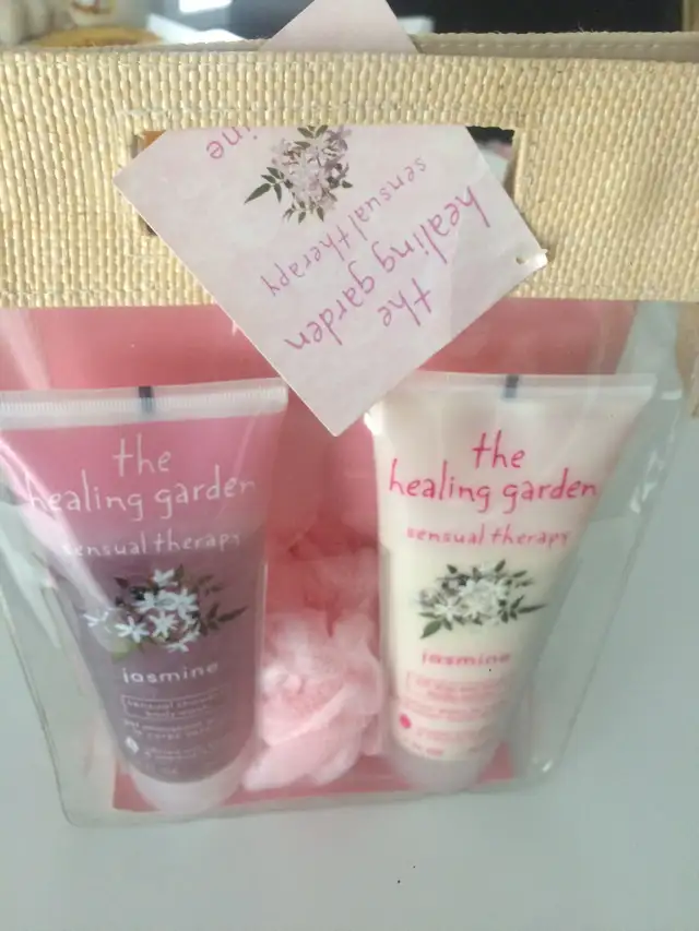 COFFRE CADEAU NEUF JASMINE:LOTION HYDRATANTE,GEL MOUSSANT ÉPONGE