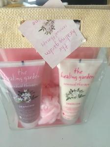 COFFRE CADEAU NEUF JASMINE:LOTION HYDRATANTE,GEL MOUSSANT ÉPONGE
