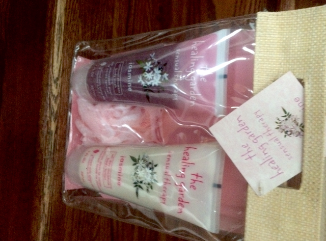 COFFRE CADEAU NEUF JASMINE:LOTION HYDRATANTE,GEL MOUSSANT ÉPONGE - Photo 2