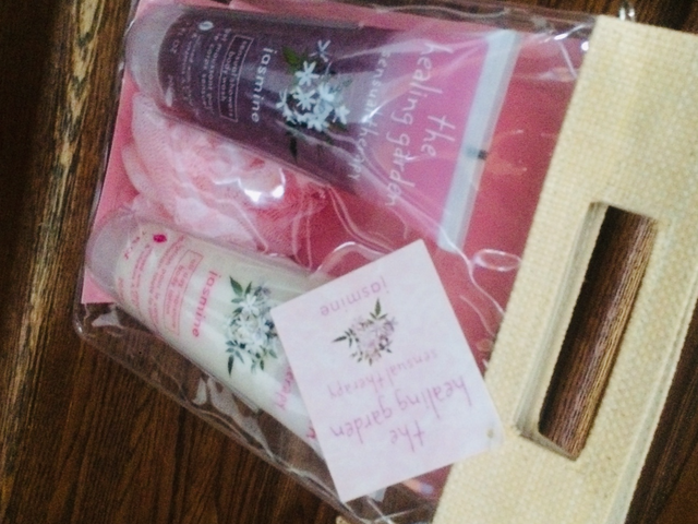 COFFRE CADEAU NEUF JASMINE:LOTION HYDRATANTE,GEL MOUSSANT ÉPONGE - Photo 3