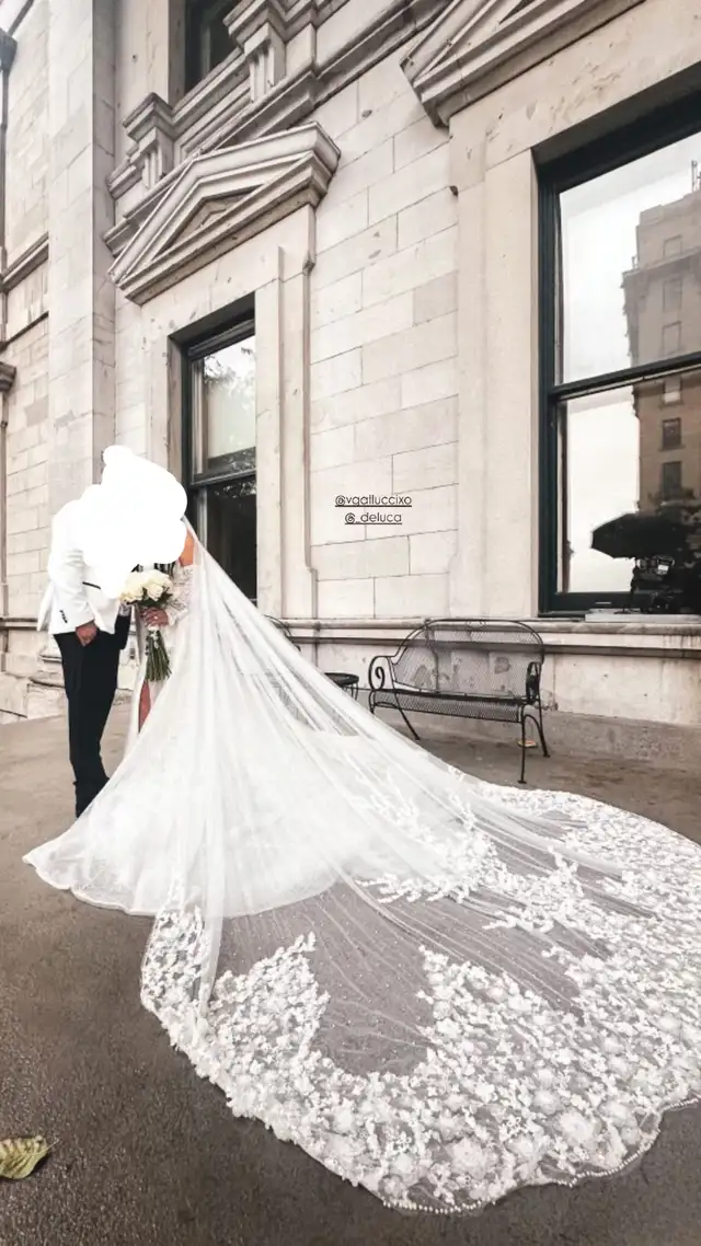 ROBE DE MARRIAGE BLANC GRANDEUR 10 GLOVES VOILE VOIR PHOTO 5000$