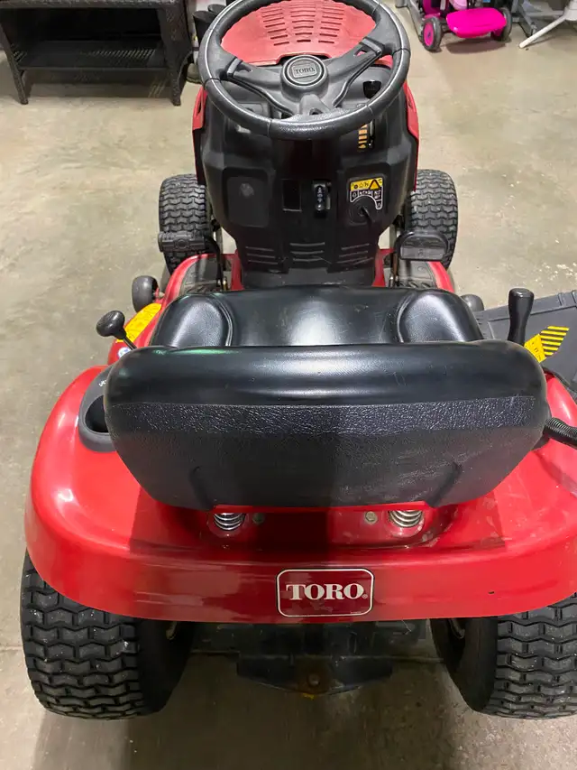 Toro riding lawnmower - Photo 2