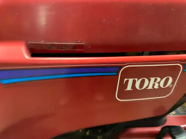 Toro riding lawnmower - Photo 3