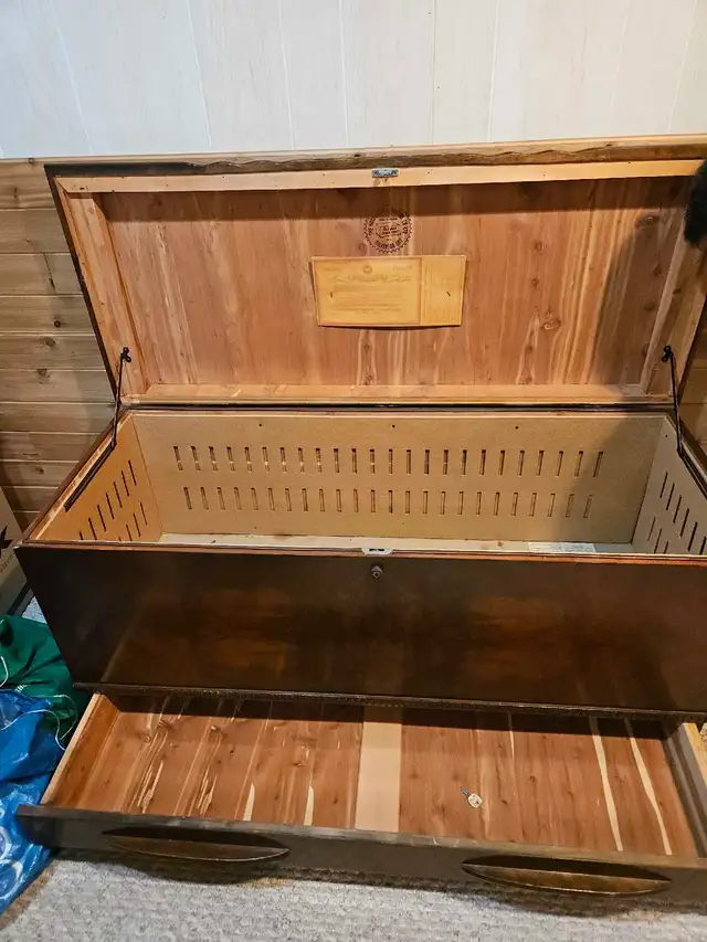 Vintage real Red wood cedar chest - Photo 9