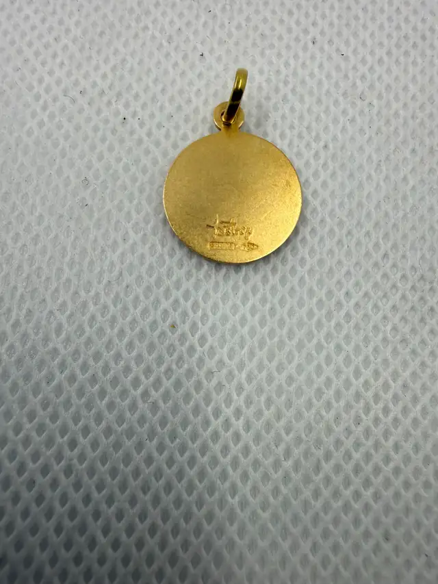 18K Gold Virgin Mary Pendant - Photo 2