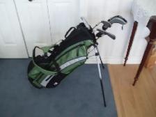 CHILD'S  - KIDS RIGHT HANDED  GOLF CLUBS  ( LIKE NEW )  -  AGES